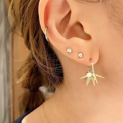 e.m. パール付きゴールドスタッズスープピアス パール×スタッズ ピアス: e.m. ISETAN SHINJUKU 2F