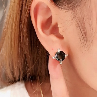 ブラックカラーピアス: e.m. ISETAN SHINJUKU 2F