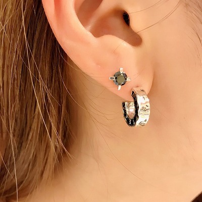 ブラックカラーピアス: e.m. ISETAN SHINJUKU 2F