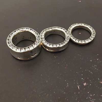 e.m.の代表的なジルコニアの並ぶリング: e.m. YOKOHAMA